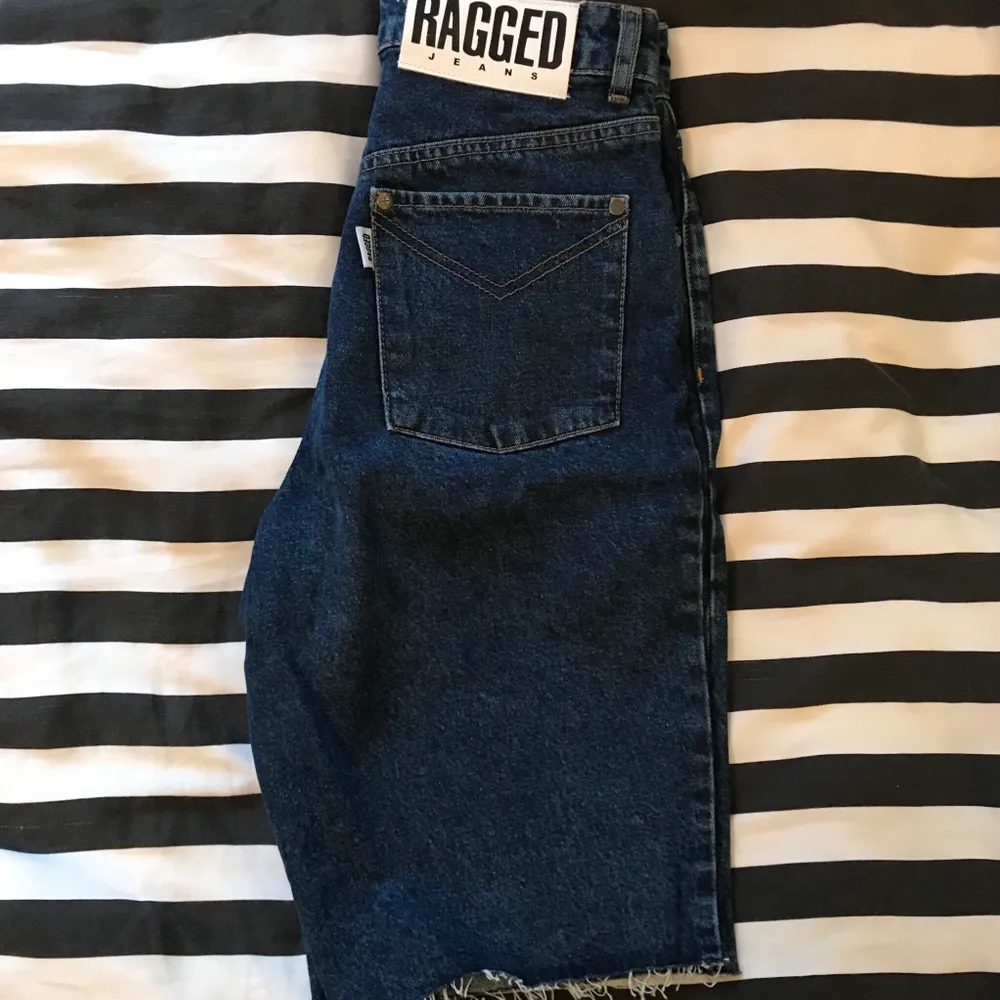 Säljer mina shorts från Ragged Jeans då de tyvärr är för små. Superfina, bekväma och knappt använda. De är i mörk jeans tvätt med hög midja och slutar mitt på låren, perfekta till sommaren. Priset går att diskutera! :-). Jeans & Byxor.