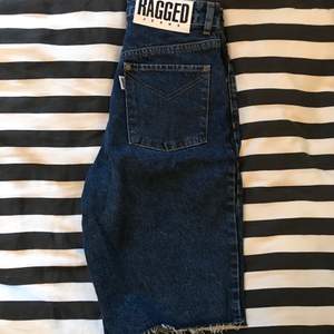 Säljer mina shorts från Ragged Jeans då de tyvärr är för små. Superfina, bekväma och knappt använda. De är i mörk jeans tvätt med hög midja och slutar mitt på låren, perfekta till sommaren. Priset går att diskutera! :-)