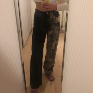 Blekta yoko jeans!!  - Monki yoko stl 27, blekta med klorin! Väll använda men ändå fräsha. Köpta 2019 