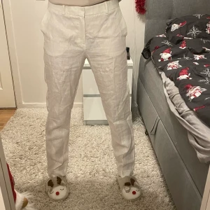 Linnebyxor  - Helt oanvända linnebyxor ifrån mango i storlek 38. Jag är 175 cm och dem sitter bra på mig.