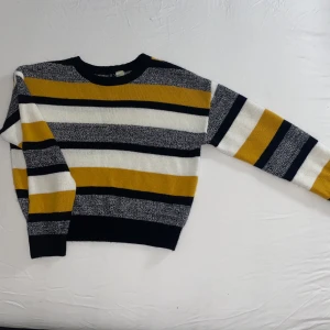 H&M i storlek S - Jättefin stickad tröja från H&M i storlek S men passar även XS och M. Ser ut som ny. 