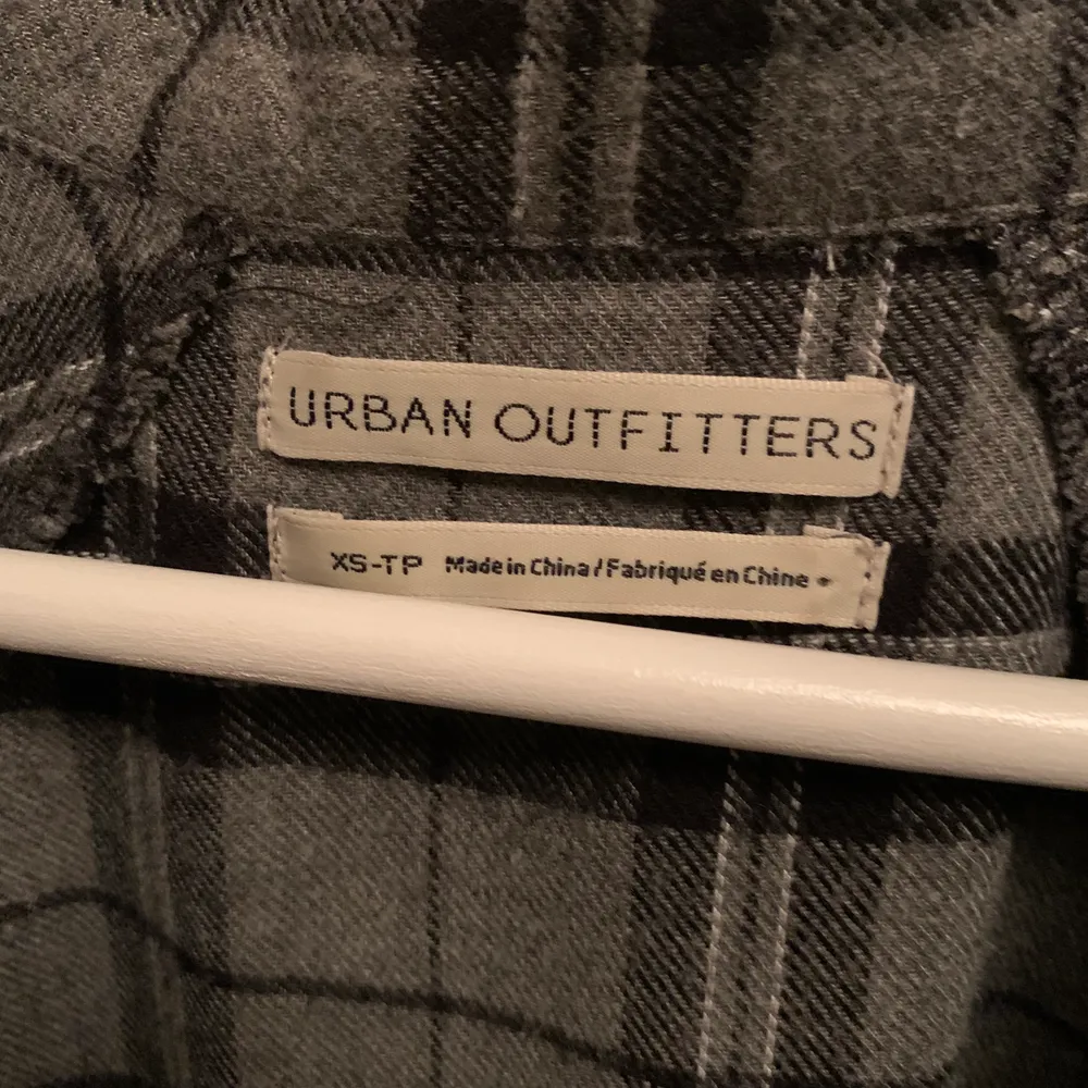 Så fin skjorta från Urban Outfitters som inte kommer till användning längre❤️ Men det va min absoluta favvo plagg förut! Storlek XS men är väldigt over sized🙏🏼 köpte den för 600kr💞. Skjortor.