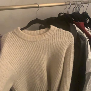 Stickad tröja - Jätte fin beige stickad tröja ifrån monki, den kostar 500 kr ny pris om jag minns rätt