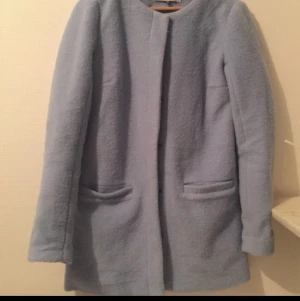  - Ljusblå kappa, använd en gång. XS men passar S också.
Nypris 600- 700 kr. 