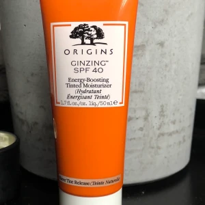 Origins Tinted Moisturizer oanvänd - Den har tyvärr inte kommit till användning av mig på grund av att jag har för mycket produkter. Nypriset är 355 kr, köparen står för frakten💗