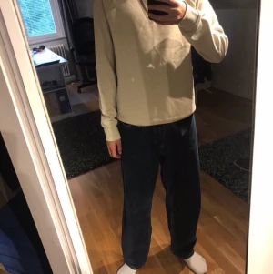 Beige sweatshirt  - Köpt på weekday för 300kr
