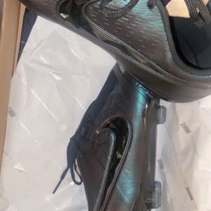 Fotbollsskor storlek 42  - Fotbollsskor som jag köper och säljer för billigt pris runt 1200kr dom finns bara i storlek 42 och det ingår en matchande väska a den kommer med en box 