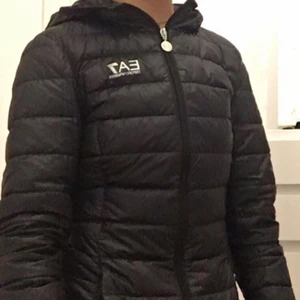 Jag säljer nu en ea7 jacka! - Jackan är i storlek xs/s. Jackan är köpt på emporia i Malmö i butiken ROOM 1006 för 1899 kr. Jag säljer jackan för att den aldrig kommer i användning därför att jag inte gillar hur den sitter och vill därför att den ska komma i användning till en annan person. Har provat den och tagit bort lappar men annars aldrig använt den, så nästan då som ny. Inget kvitto eller påse , tyvärr kastats. Betalaren står för frakten.