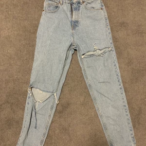 Blåa mom jeans med hål.  - Kommer aldrig till användning. Har gjort hålen själv. Pris går att diskutera. Frakt är medräknat i priset. 
