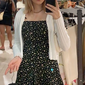 Vit kofta  - En jättefin och gullig vit kofta! Man kan även ha knapparna stängda så att det blir som en liten tröja och man ser inte igenom tyget, jättebra och skönt material 💓💓