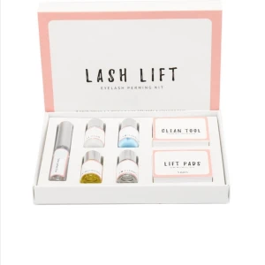 Lash lift kit permanent böjda fransar XL och ögonbryn - NY LASH LIFT SET Du kommer att få detta i vårt bästsäljande lash kit: + Perfekta fransar upp till 3 mån, hela kitet ger upp till 10 behandlingar + Går även att använda för ögonbrynen så att du får den perfekta looken + Bästa kvalitén + Expressbehandling ca 40-60 min + Extra anvisningar medföljer - det bir superenkelt!