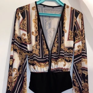 Helt ny Body - Långärmad body med öppen gren