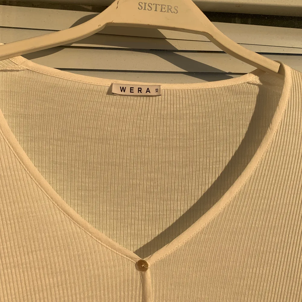 Långärmad tröja i strl: XS säljes. Från märket Wera. Helt oanvänd då den inte passar mig. . Tröjor & Koftor.