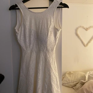 Vit klänning/studentklänning - Vit klänning från bubbelroom. Öppen i ryggen med roset detalj. Jättefin hade den på min skolavslutning i 9an. Storlek xs