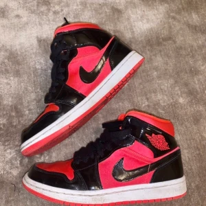 Nike Air Jordans  - Ett år supercoola svarta och röda jordans mid, sparsamt använda och i mycket fint skick. Köptes här på plick i somras. Köparen står för frakten.
