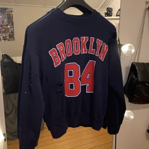 Sweatshirt st Xs - Säljer en marinblå sweatshirt med tryck på från Gina. St XS. Säljer för 100kr + frakt. 