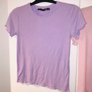 Pastell T-shirt  - Lila ribbad pastell tshirt från L157 i storlek M, 62kr inkl frakten 