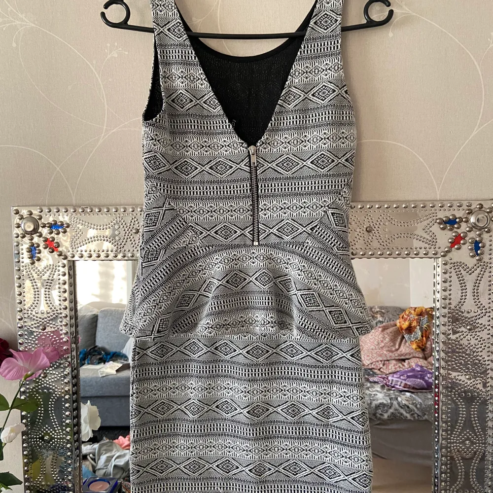 short flirty dress, form fitting , good quality and embroidery design PR: 100kr. Klänningar.