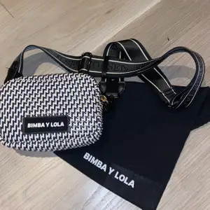 Säljer denna sjukt fina väskan från BIMBA Y LOLA med ett jättefint väskband från ilse Jacobsen. Får plats med det man behöver och är något unik så tror inte så många har den. 🧸💕Väskan kostar 1000kr i nypris och väskbandet 700kr. 