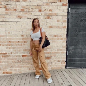 monki yoko wide leg jeans mustard - helt ny only worn for photos paid 400kr ny 