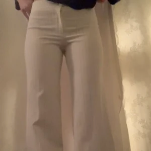 Kostymbyxor  - Jättesnygga och sköna kostymbyxor från humana med tunna röda och blå ränder. I byxorna står det strl 44 men jag skulle säga att de är S-M, de är ganska stretchiga och skulle därför eventuellt kunna passa större. Byxorna är low-midwaist och är bra längd för mig som är 166. de säljs pga av att de ej kommer till användning💖💖