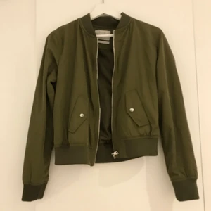 Bershka M - Säljer eftersom att jag inte har någon användning för det längre 🤗 som ny!  M passar även S beroende på önskad passform