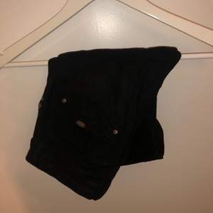 Svarta byxor i lite ”skinn” material från Chelsea 
