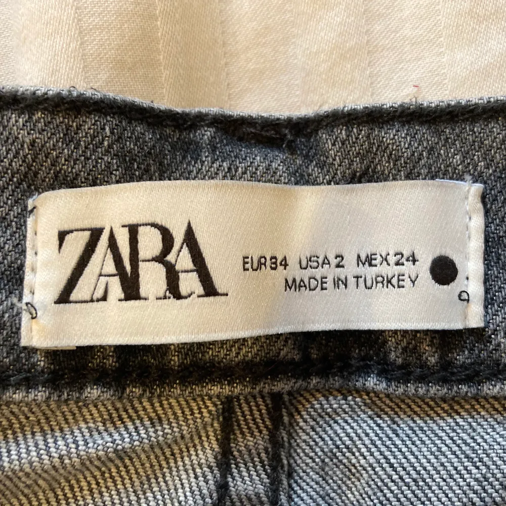 Raka gråa jeans från Zara med hål på ena knät. Använd 1 gång. Säljer eftersom jag inte använder högmidjade jeans. Nypris 399 kr, säljer för 100 ❤️. Jeans & Byxor.