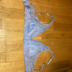Ljusblå bralette från Holly White i storlek S - Jätte fin bralette från Holly White i ljusblått. Den är använd ett fåtal gånger men i jätte bra skick. Säljer pga att den är för liten för mig.