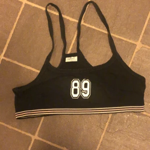 Sport bh - Retro sport bh med tryck på från Italien. Köpt second hand. 