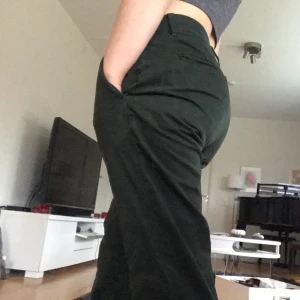 Gröna jeans från Weekday - Ett par gröna jeans i ett någorlunda mer mjukt material. Sitter fint på höfterna och passar bra med en kortare topp. Jättesköna att ha på och enkelt att röra sig i dem!