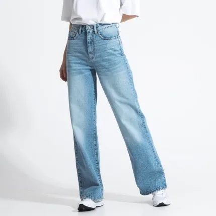 Helt nya med tagg och prislap på. Har både xs och s. Köpare står för frakt. Jeans & Byxor.