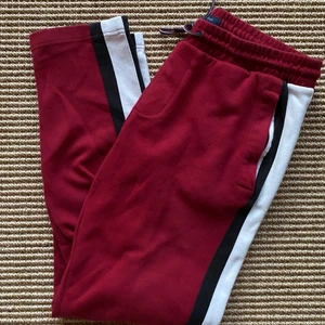 Tommy hilfiger byxor - Tommy hilfiger byxor med revärer i str M kan mötas och fraktas!🤙🏽