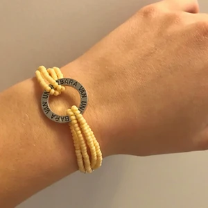 Budskapsarmband ”Underbara vän” gul  - 💛Budskapsarmband ”Underbara vän”💛 En ge-bort present till din vän! (Pastellgul/cream, reglerbar)•••kolla in mina andra budskapsarmband och smycken ✨Frakten blir 15kr hur mkt du än köper!💞