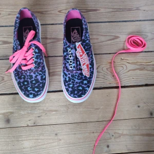 Vans skor  - Färgglada Vansskor i storlek 35. Aldrig använda, ligger kvar i kartongen. 150 kr + frakt. 