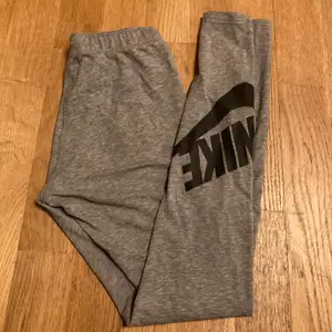 Super snygga grå Nike leggings i storlek 34. Använda ett fåtal gånger men säljer pga att de är rätt små i storleken, men i perfekt skick.