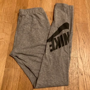 Grå Nike leggings i storlek 34  - Super snygga grå Nike leggings i storlek 34. Använda ett fåtal gånger men säljer pga att de är rätt små i storleken, men i perfekt skick.