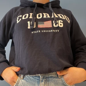 Gina Tricot Hoodie strl S - Jättefin hoodie med tryck från Gina Tricot. Den är köpt second hand och den är lite nopprig men annars är den i bra skick.                                                                      Den är i Storlek S och den sitter lagom oversized på mig som brukar ha S/M. Jag skulle säga att den passar XS-M beroende på hur man vill att passformen ska vara.                                                                               Skriv till mig om du har några frågor💫.                               80 kr+ frakt