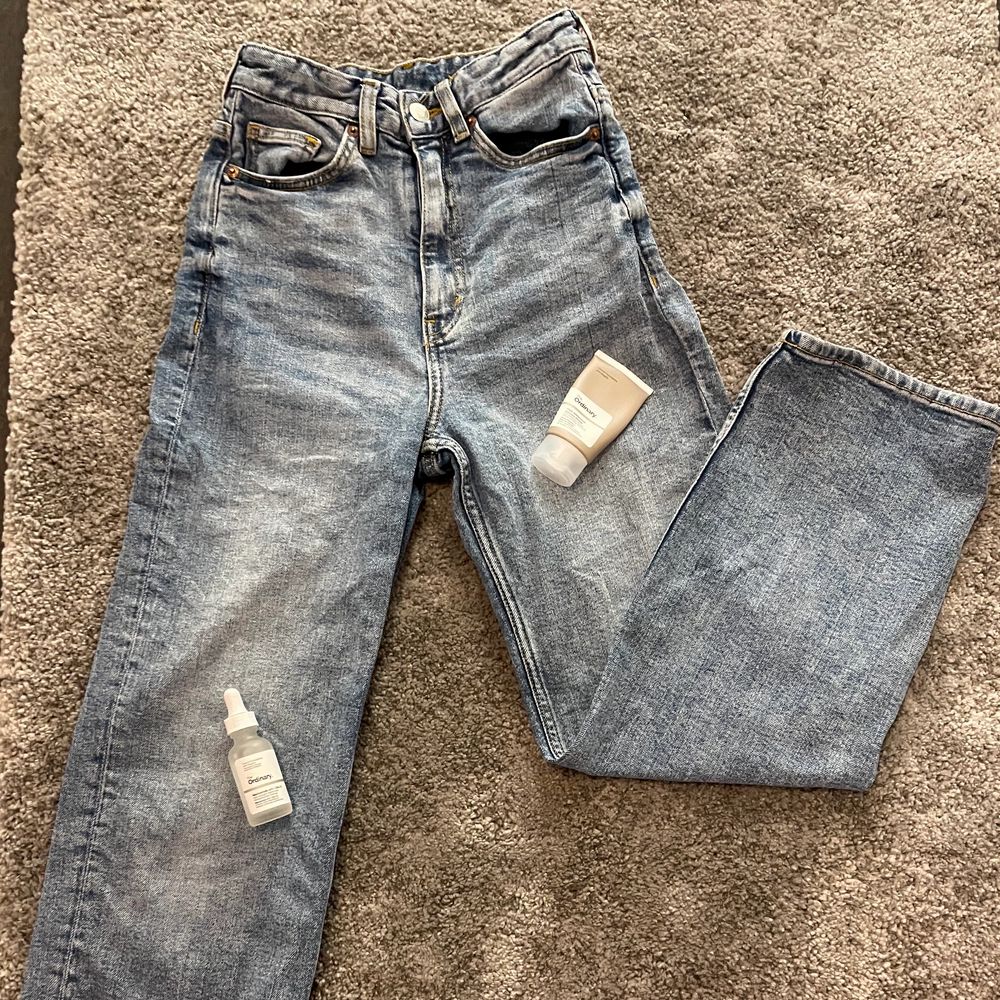 Super trendiga vida/raka jeans från Monki! Nypris 400kr slutsålda nu tror jag ser de aldrig i butik mer💖Säljes pga inte riktigt min stil på jeans! Äääälskar däremot färgen!🥰inga skador alls förutom att ibland kan det som sitter framför gylfen alltså tyget framför vika sig så man ser gylfen lite men det går nog att stryka för att få till rätta igen! De är inte urtvättade men aningen små i midjan (på mig) men alla är ju olika!❤️vid fler intresserade blir det budgivning!☺️kan nog få till spårbar frakt på 63kr om det önskas!💖 BUDA HÖGSTA BUD: 90kr. Jeans & Byxor.