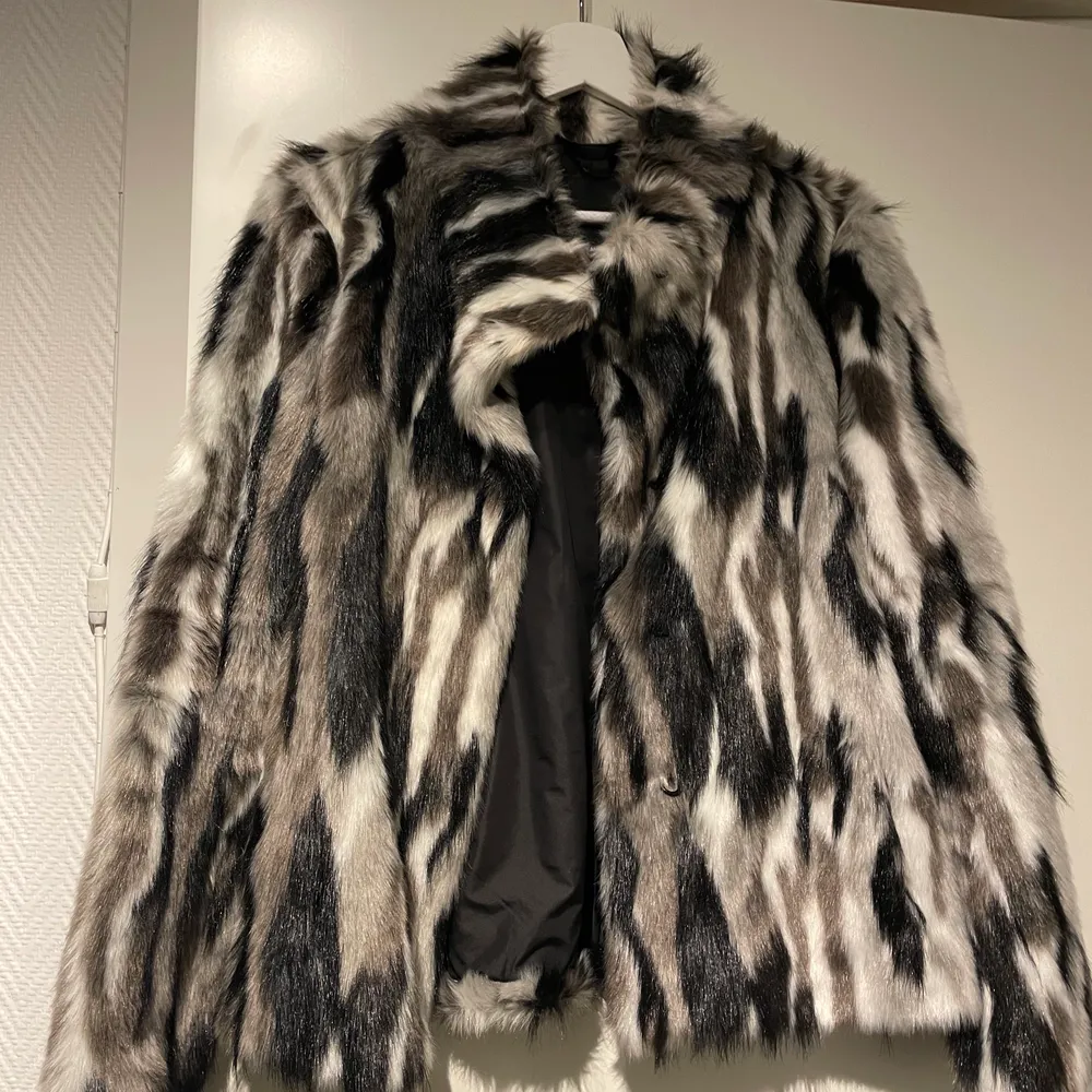 Sååå fin jacka i faux fur. Sitter ganska tight och tyvärr för liten för mig. Använd bara några gånger så är i bra skick. Frakt 85 kr (då den är stor och rätt tung). Nypris runt 2000. Jackor.