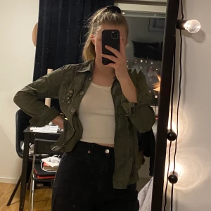 militärgrön jacka - militärgrön tunn jacka! 