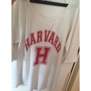  - Stickad tröja från Cubus. Ärmarna slutar vid armbågarna. Lite halva genomskinlig. 