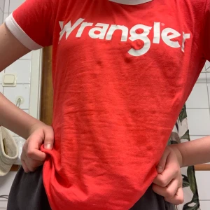 Röd Wrangler tröja (såklart äkta) i storlek XS - Jag har haft tröjan i ungefär 1 är nu och har knappt använt den! tröjan har inga hål eller fläckar. tröjan är en XS men passar även mig som är en XS/S.