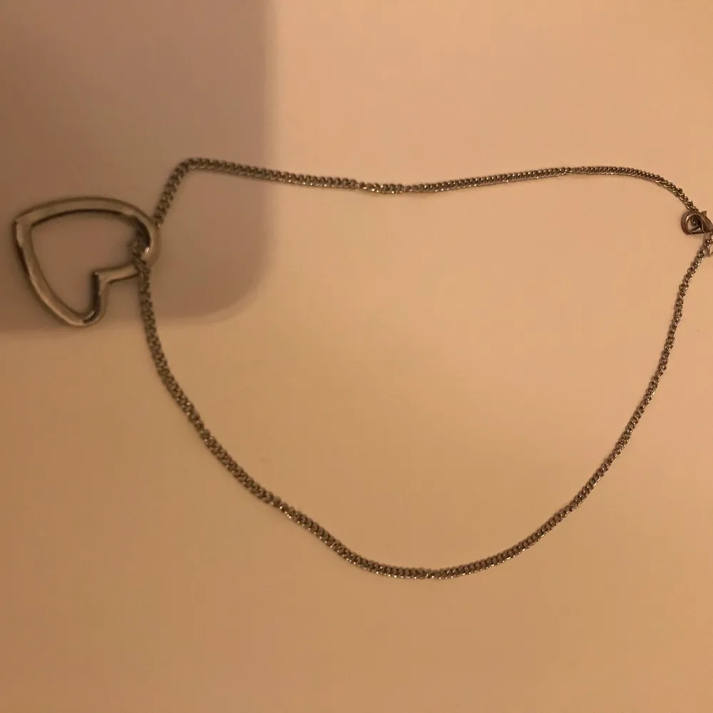 Silver kedje halsband med ett silvrigt hjärta😊😊. Accessoarer.
