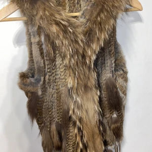 Äkta pälsväst - Äkta pälsväst med luva  från Hollies. Använd 1 gång. 