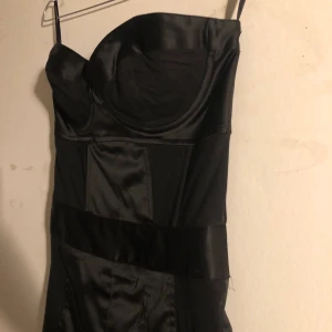 Kortkort shortsdress Bustier - Kort liten shortsdress med bustier. Axelbandslös. Dragkedja bak(se sista bilden) frakt tillkommer alt avhämtning i Stockholm 