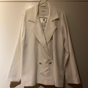 Vit blazer från Monki - Aldrig använd, strl M 😊 Något oversize skulle jag säga 💕