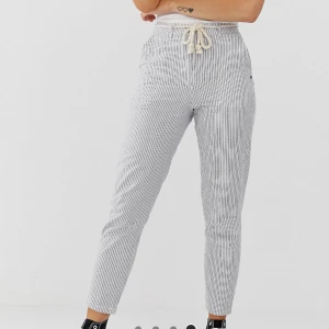 Pull and bear randiga byxor - Randiga byxor i relativt tunt material från pull and bear. Högmidjade och sitter superbra i midjan. Storlek XS. Inte använda särskilt mycket så bra skick. Jag är 163. 