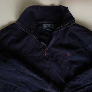 Ralph lauren tröja - Mörkblå tröja från Ralph lauren i storlek small. Är lite urtvättad i färgen annars fint skick! 💙 säljer även en liknande grå tröja. Skriv vid intresse! 
