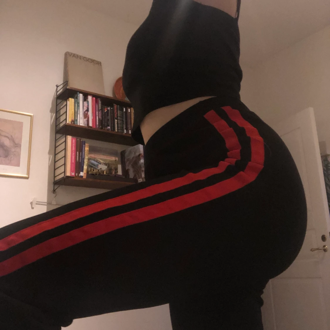 Mjukisbyxor med två röda ränder